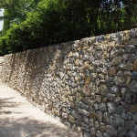 première restanque du chantier terminée. Environ 80 m² de mur en pierre sèche