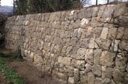 Restauration d&rsquo;une restanque en pierre sèche à Opio – Pays de Grasse